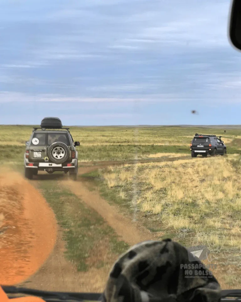 Veículo 4x4 a atravessar as estepes da região de Aqmola. 4x4 vehicle crossing the steppes of the Aqmola Region.